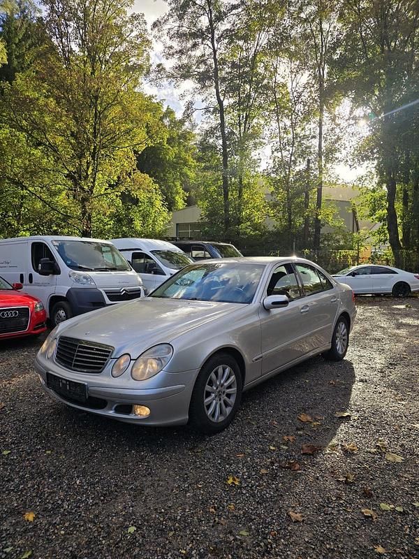 Silber Gebraucht 2005 Mercedes E220 Limousine | 2.900 € - Bild 1/4