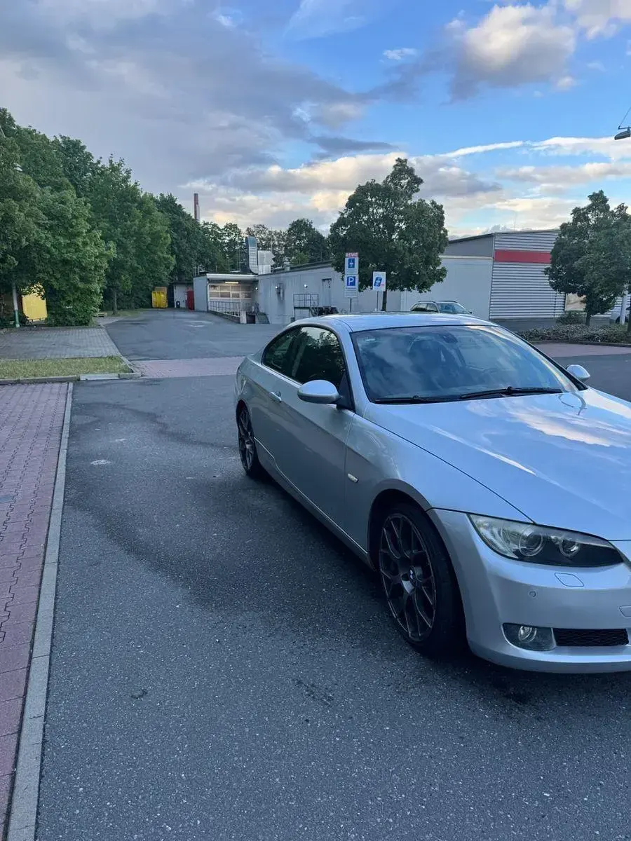 Gebraucht BMW 320 170 PS (125 kW) 2008 Silber Coupé