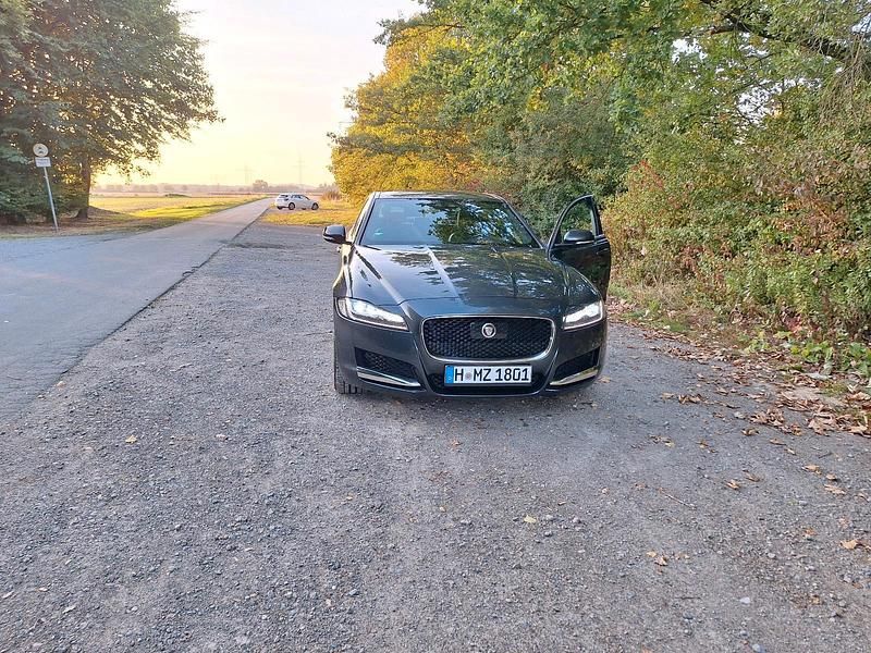 Grau Gebraucht 2019 Jaguar XF Prestige Limousine | 15.000 € (Superpreis) - Bild 1/4
