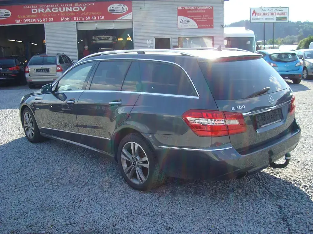 Gebraucht Mercedes E300 204 PS (150 kW) 2010 Grau Kombi