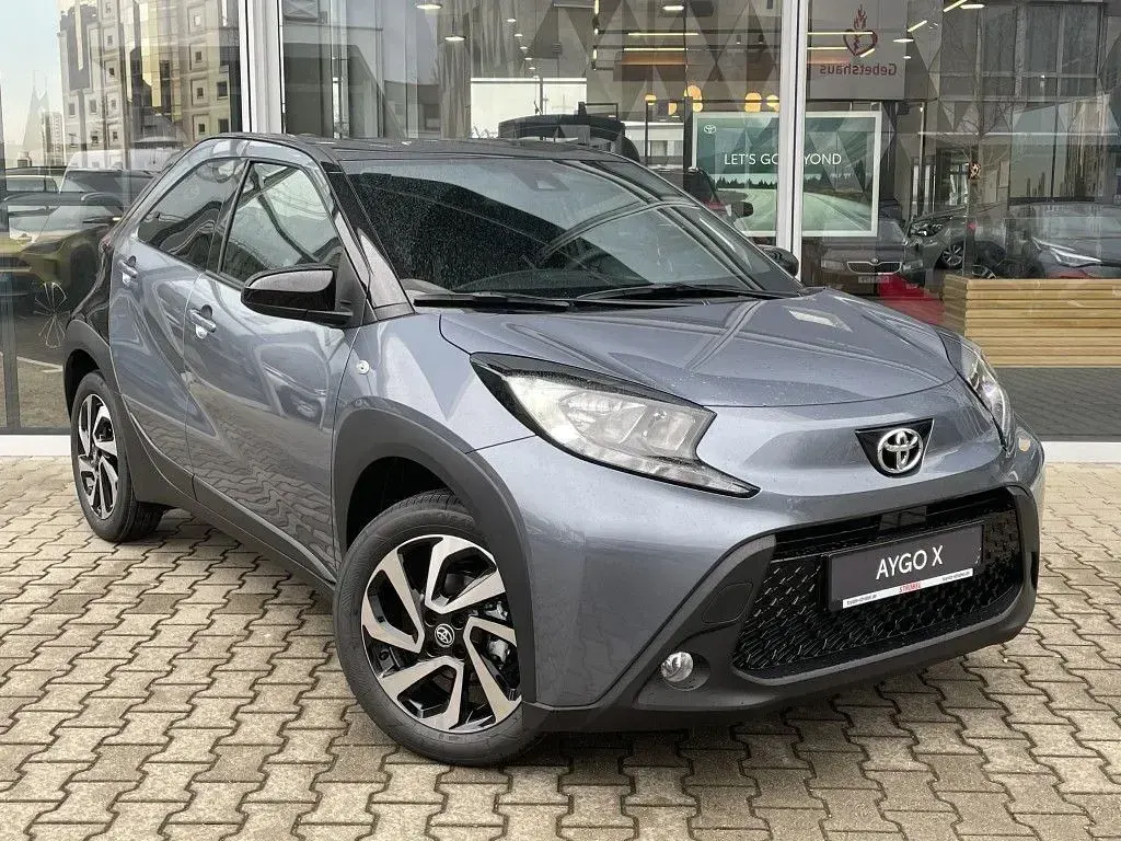 Neu Toyota Aygo X Design 72 PS (52 kW) 2026 Celestite grey metallic/ dach SUV