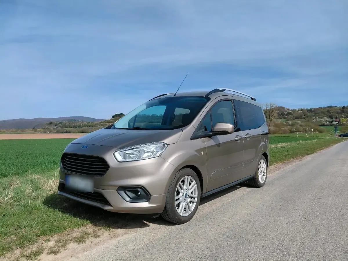 Gebraucht Ford Tourneo Courier 100 PS (73 kW) 2019 Andere farben Van / Kleinbus