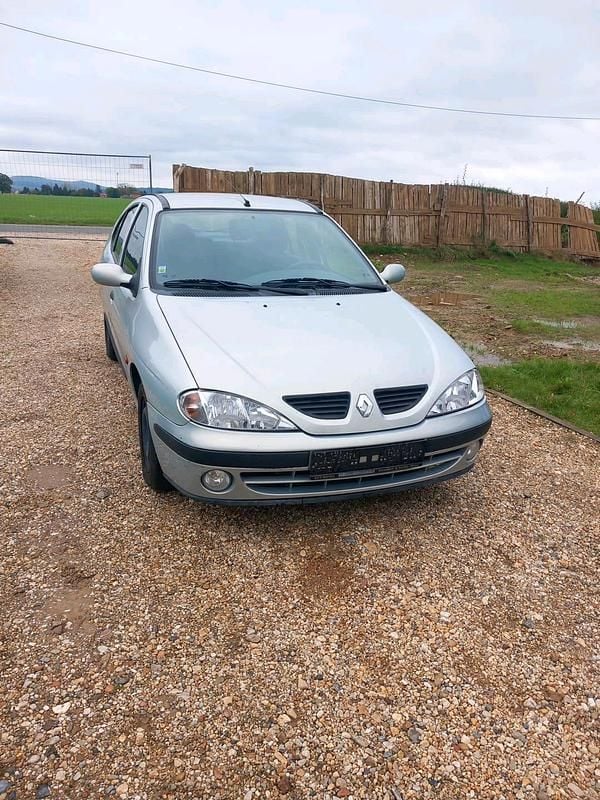 Silber Gebraucht 2002 Renault Mégane Limousine | 1.600 € (Fairer Preis) - Bild 1/4