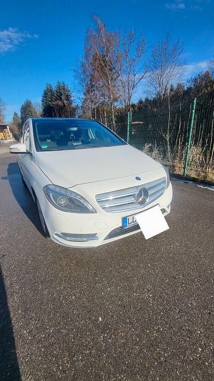 Weiß Gebraucht 2013 Mercedes B180 Van / Kleinbus | 8.200 € (Guter Preis) - Bild 1/4
