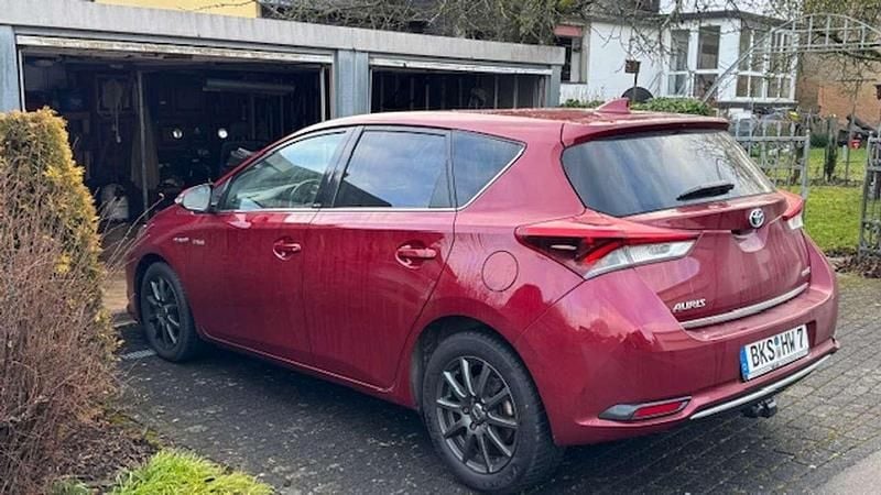 Gebraucht Toyota Auris Hybrid Edition-S 99 PS (72 kW) 2017 Rot Kombi