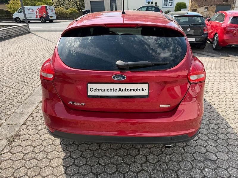 Używany Ford Focus Titanium 150 KM (110 kW) 2015 Czerwony Sedan/Limuzyna