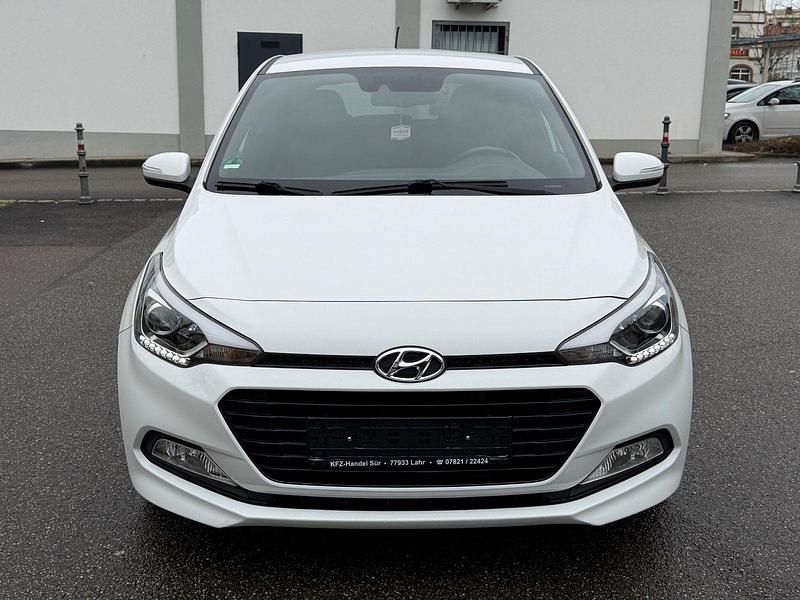 Gebraucht Hyundai i20 Passion 101 PS (74 kW) 2017 Weiß Kleinwagen