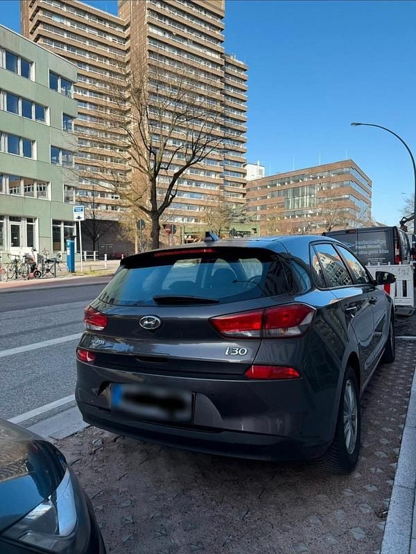 Gebraucht Hyundai i30 Select 110 PS (80 kW) 2018 Braun Limousine