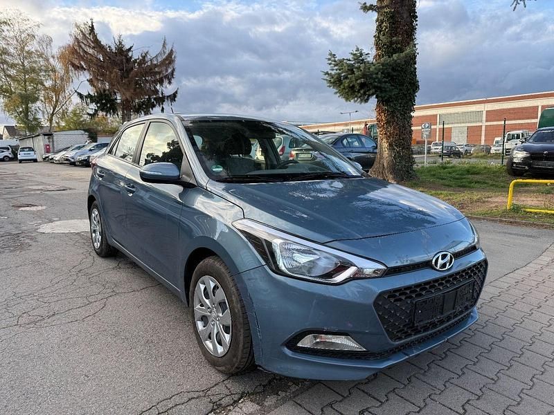 Blau Gebraucht 2016 Hyundai i20 Kleinwagen | 7.300 € (Superpreis) - Bild 1/4