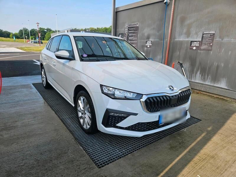 Weiß Gebraucht 2025 Skoda Scala Kleinwagen | 23.699 € (Fairer Preis) - Bild 1/4