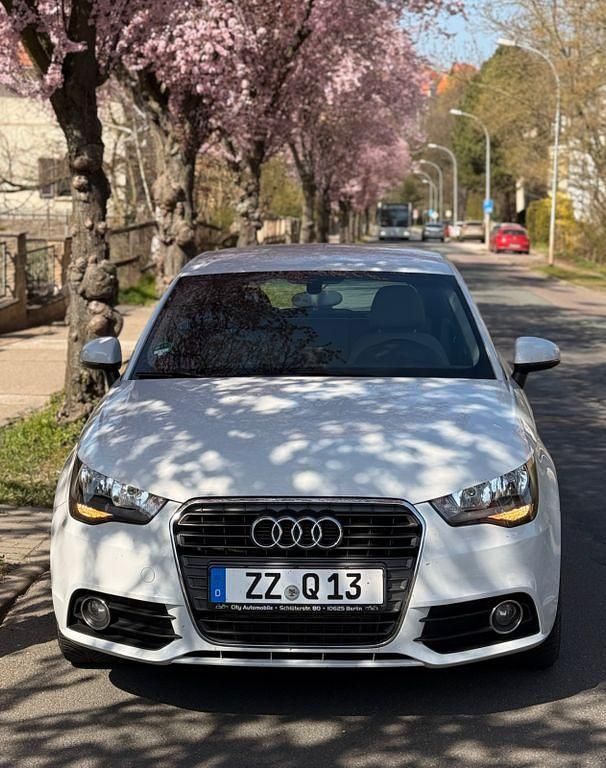 Weiß Gebraucht 2012 Audi A1 Sportback Sport Kleinwagen | 6.600 € (Guter Preis) - Bild 1/4