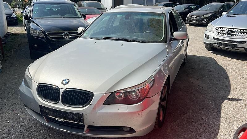 Silber Gebraucht 2003 BMW 520 Limousine | 2.700 € (Fairer Preis) - Bild 1/4