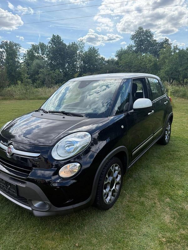 Schwarz Gebraucht 2017 Fiat 500L Van / Kleinbus | 8.890 € (Etwas zu teuer) - Bild 1/4