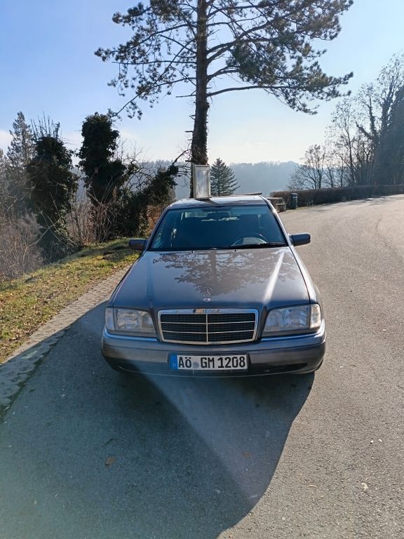 Braun Gebraucht 1995 Mercedes C180 Elegance Limousine | 2.200 € - Bild 1/4