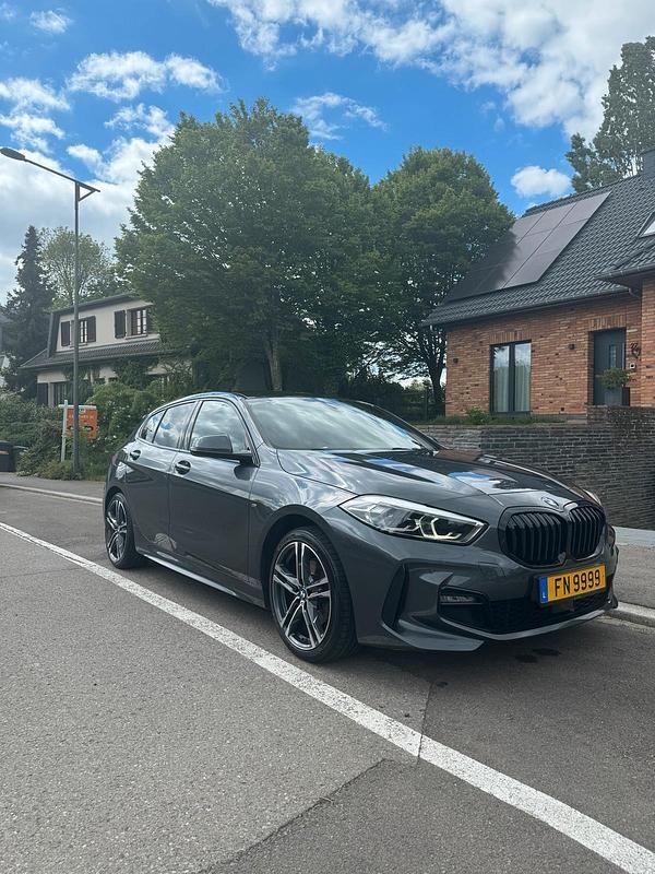 Grau Gebraucht 2021 BMW 118 M Sport Kleinwagen | 17.799 € (Fairer Preis) - Bild 1/4