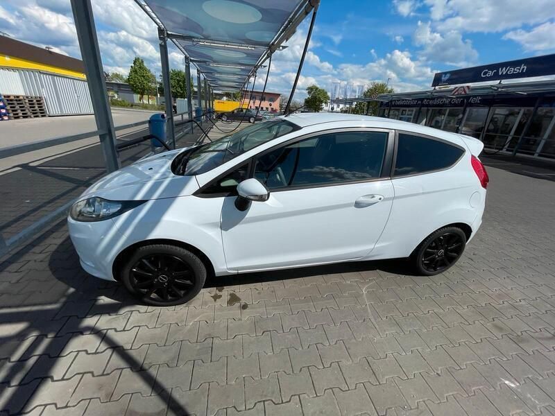 Weiß Gebraucht 2009 Ford Fiesta Kleinwagen | 1.799 € (Guter Preis) - Bild 1/4