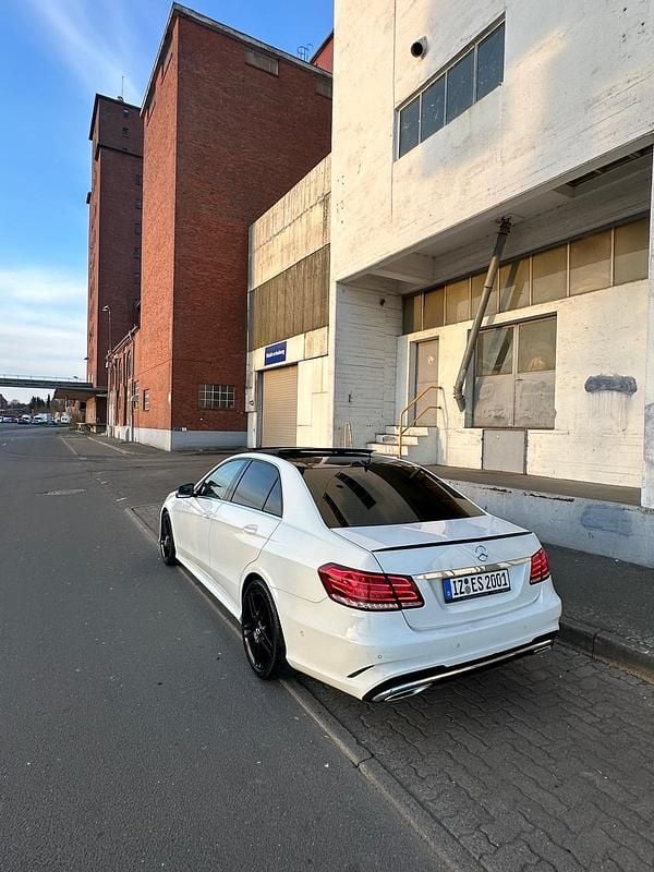 Weiß Gebraucht 2014 Mercedes E250 AMG line Limousine | 15.000 € - Bild 1/4