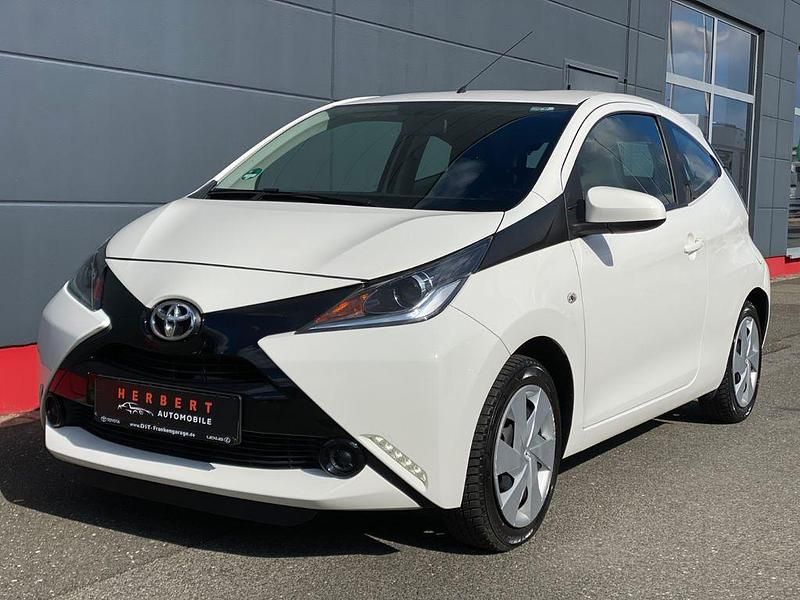 Weiß Gebraucht 2016 Toyota Aygo X-play Kleinwagen | 7.290 € (Guter Preis) - Bild 1/4