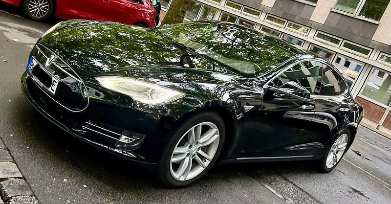 Schwarz Gebraucht 2015 Tesla Model S Limousine | 29.999 € - Bild 1/4