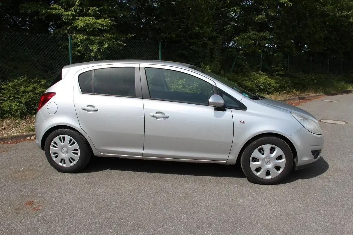Używany Opel Corsa 87 KM (63 kW) 2010 Srebrny Hatchback