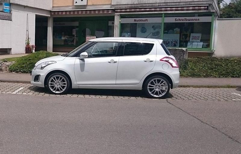Weiß Gebraucht 2015 Suzuki Swift Comfort Kleinwagen | 6.199 € (Fairer Preis) - Bild 1/4