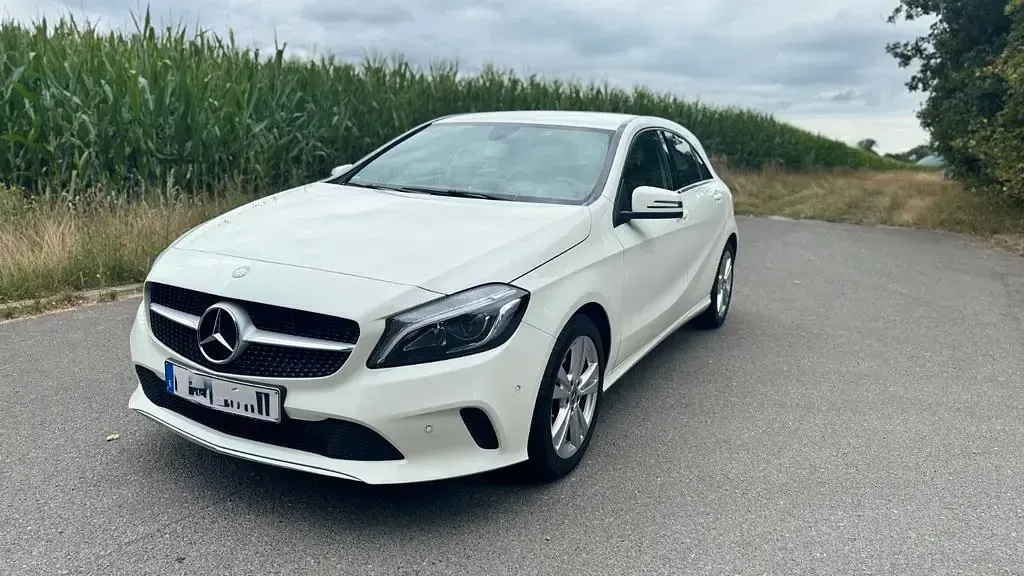 Gebraucht Mercedes A180 Urban 122 PS (89 kW) 2016 Weiß Kleinwagen