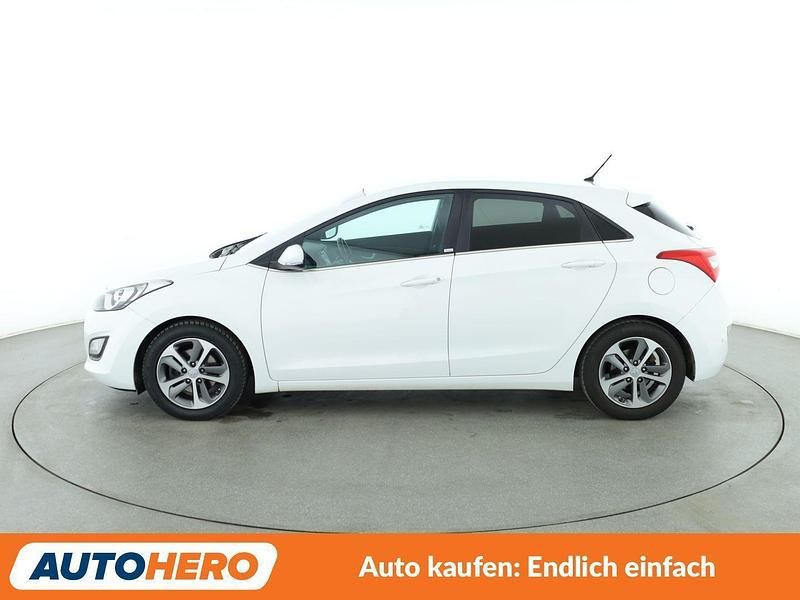 Gebraucht Hyundai i30 Passion 101 PS (74 kW) 2017 Weiß Limousine
