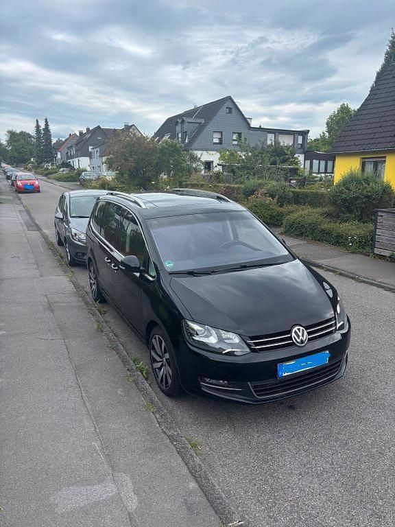 Schwarz Gebraucht 2017 VW Sharan Highline Van / Kleinbus | 17.199 € (Superpreis) - Bild 1/4