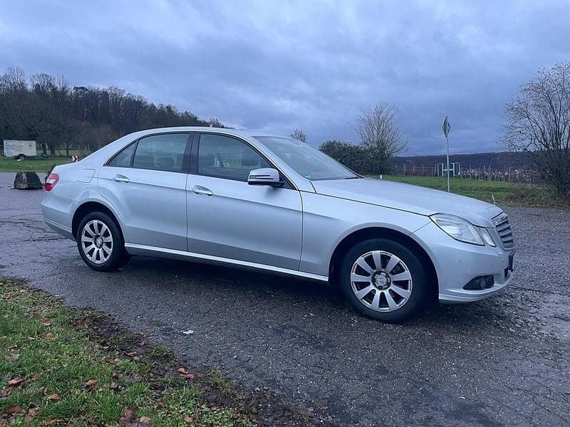 Gebraucht Mercedes E220 170 PS (125 kW) 2011 Silber Limousine