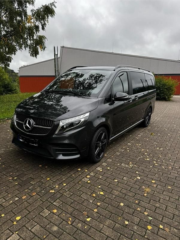 Grau Gebraucht 2022 Mercedes V300 AMG line Van / Kleinbus | 66.900 € (Teuer) - Bild 1/4