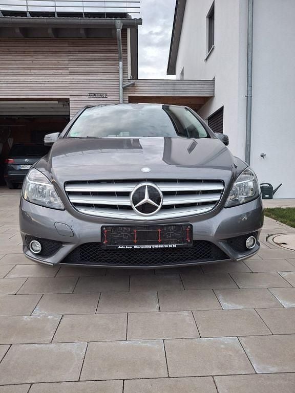 Grau Gebraucht 2011 Mercedes B180 Van / Kleinbus | 7.100 € (Guter Preis) - Bild 1/4