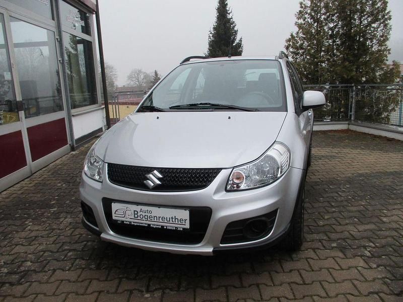 Silber Gebraucht 2010 Suzuki SX4 SUV | 6.890 € (Fairer Preis) - Bild 1/4