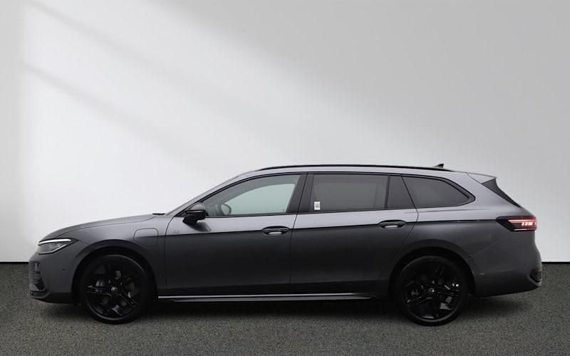 Neu VW Passat R-line 272 PS (200 kW) 2025 Diabasgrau metallic Kombi