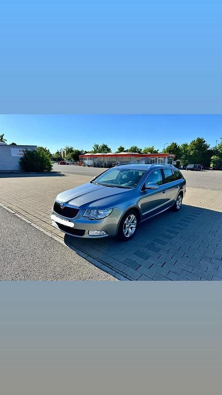 Grau Gebraucht 2011 Skoda Superb Kombi | 5.750 € (Guter Preis) - Bild 1/4