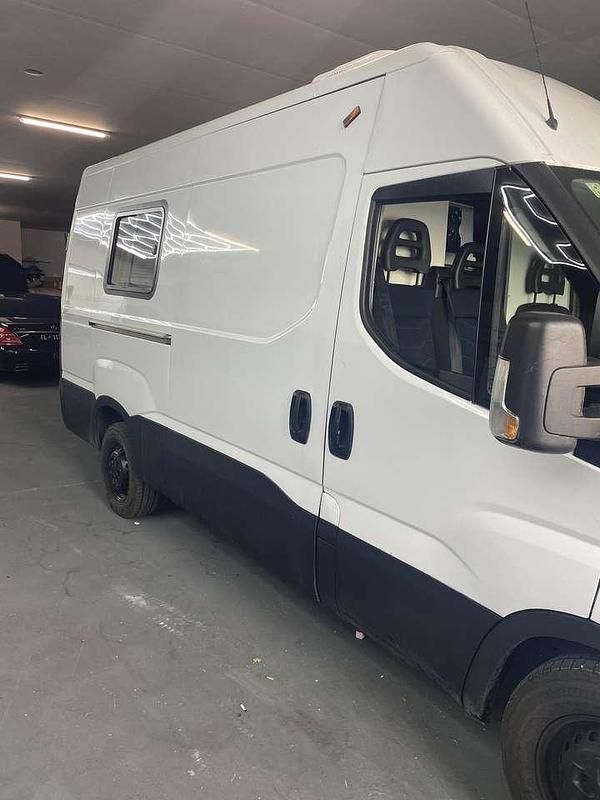 Second-hand Iveco Daily 156 CP (114 kW) 2018 Alb Van