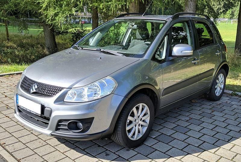Grau Gebraucht 2011 Suzuki SX4 Style SUV | 5.950 € (Fairer Preis) - Bild 1/4