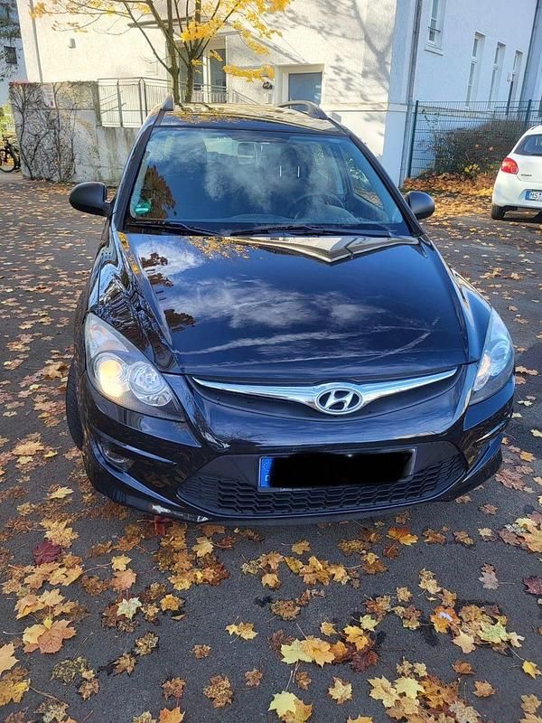 Schwarz Gebraucht 2011 Hyundai i30 Classic Kombi | 2.250 € (Guter Preis) - Bild 1/4