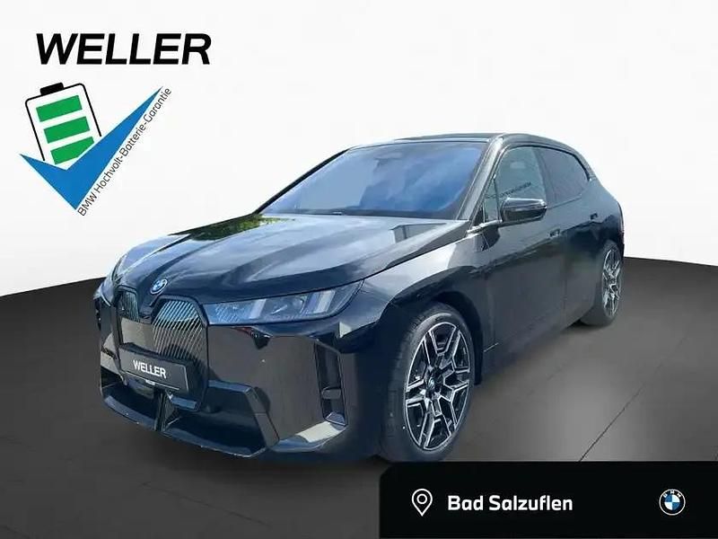 Saphirschwarz (schwarz) Neu 2025 BMW iX Competition Edition SUV | 81.990 € (Superpreis) - Bild 1/4