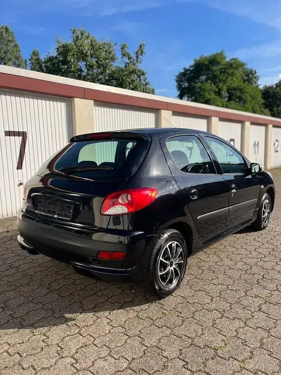 Gebraucht Peugeot 206+ 73 PS (53 kW) 2011 Schwarz Kleinwagen