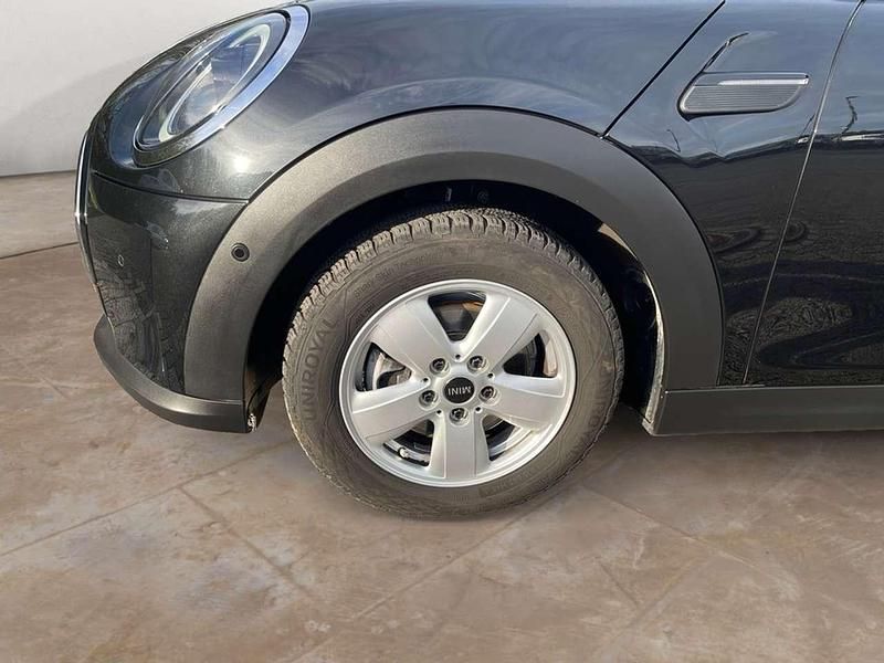 Gebraucht Mini Cooper Essential 136 PS (100 kW) 2024 Midnight black metallic Kleinwagen