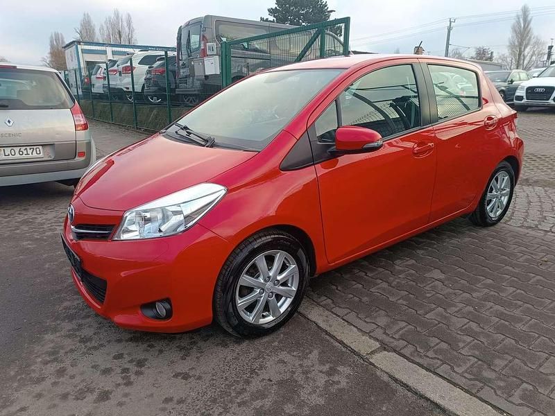 Gebraucht Toyota Yaris Cool 69 PS (50 kW) 2013 Super red 5 Kleinwagen