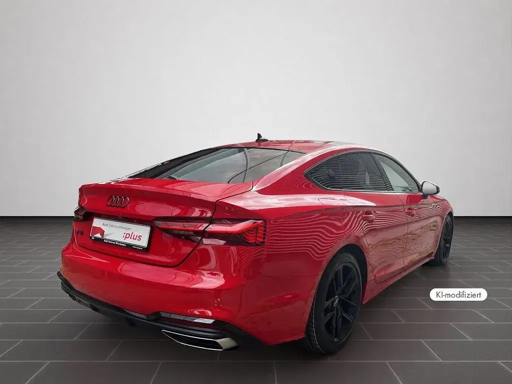Gebraucht Audi A5 Sportback Ambiente 204 PS (150 kW) 2022 Tangorot metallic (metallic) Kleinwagen