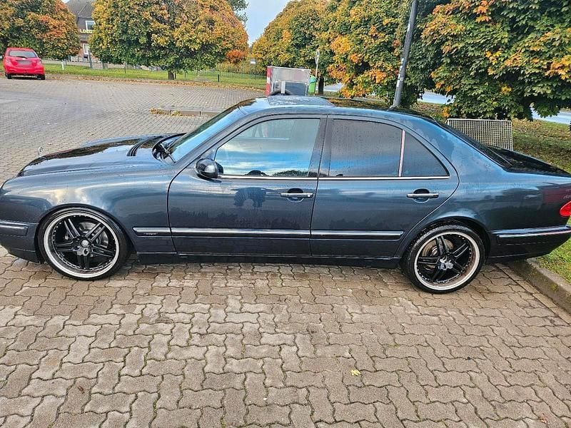 Gebraucht Mercedes E220 143 PS (105 kW) 1999 Blau Limousine