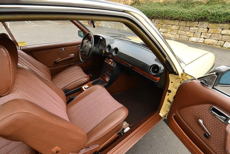Gelb Gebraucht 1977 Mercedes 280 Coupé | 18.900 € - Bild 1/4