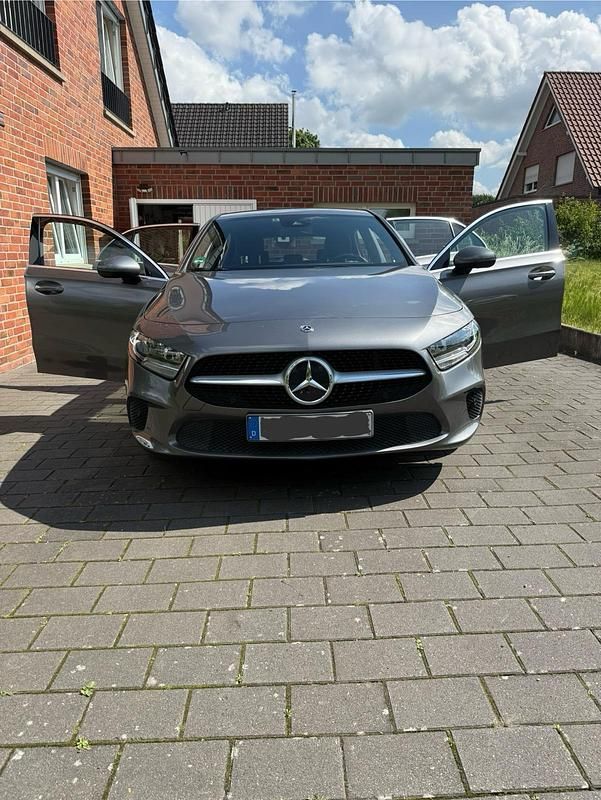 Grau Gebraucht 2019 Mercedes A180 Progressive Limousine | 21.490 € (Fairer Preis) - Bild 1/4