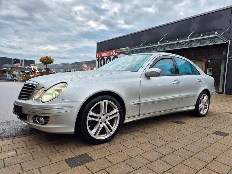 Silber Gebraucht 2004 Mercedes E200 Limousine | 2.480 € (Superpreis) - Bild 1/4