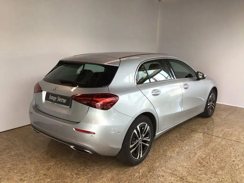 Gebraucht Mercedes A180 Advanced 136 PS (100 kW) 2024 Lack hightechsilber (metallic) Limousine
