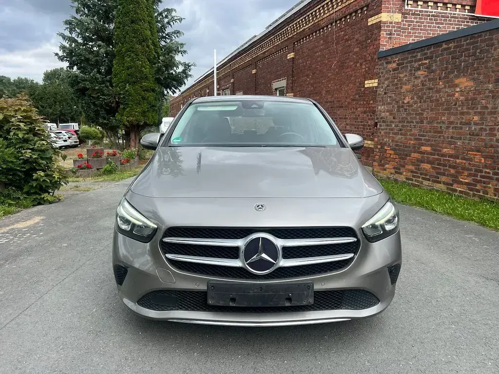 Gebraucht Mercedes B180 Progressive 116 PS (85 kW) 2019 Silber Kleinwagen