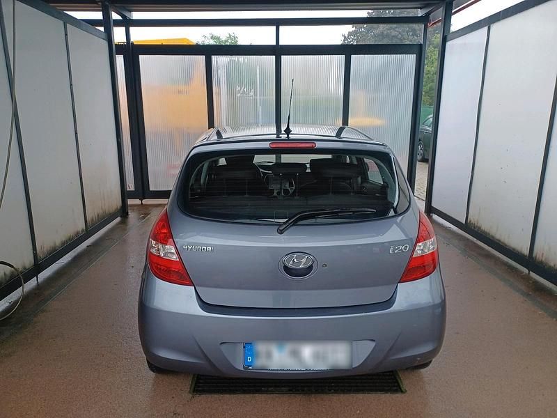 Grau Gebraucht 2010 Hyundai i20 Classic Kleinwagen | 4.000 € (Etwas zu teuer) - Bild 1/4