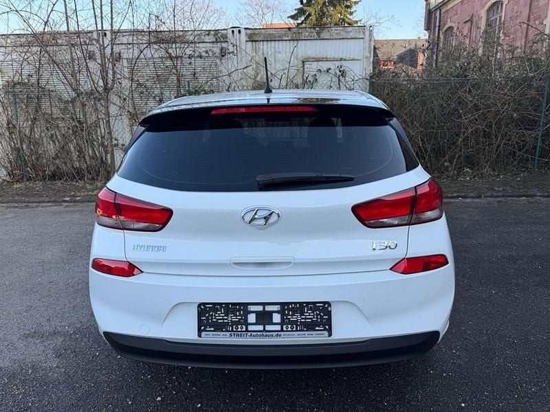 Gebraucht Hyundai i30 Pure 99 PS (72 kW) 2019 Weiß Kleinwagen